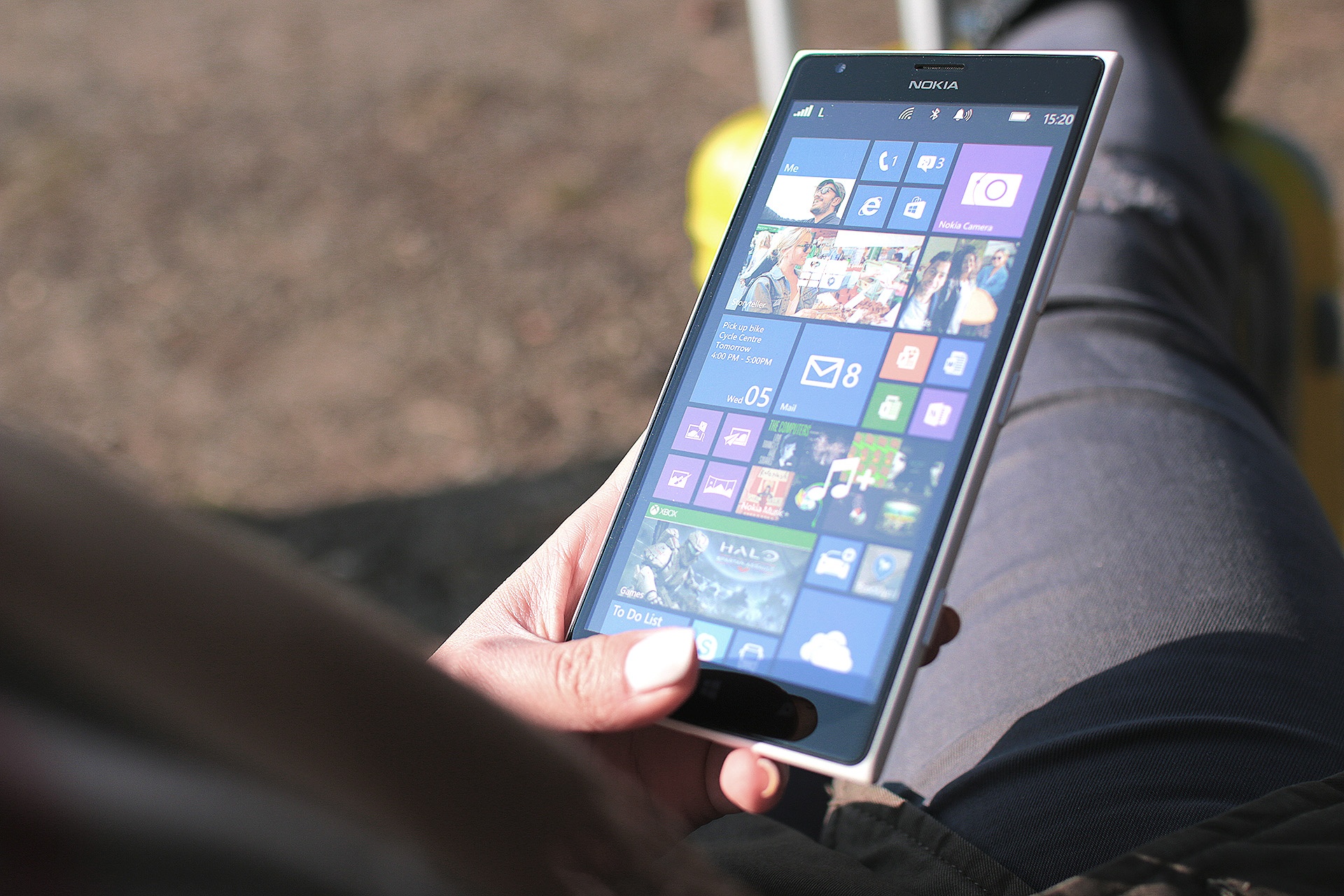 jeune-femme-et-smartphone